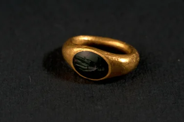 Ring (Gold und Chalcedon)
